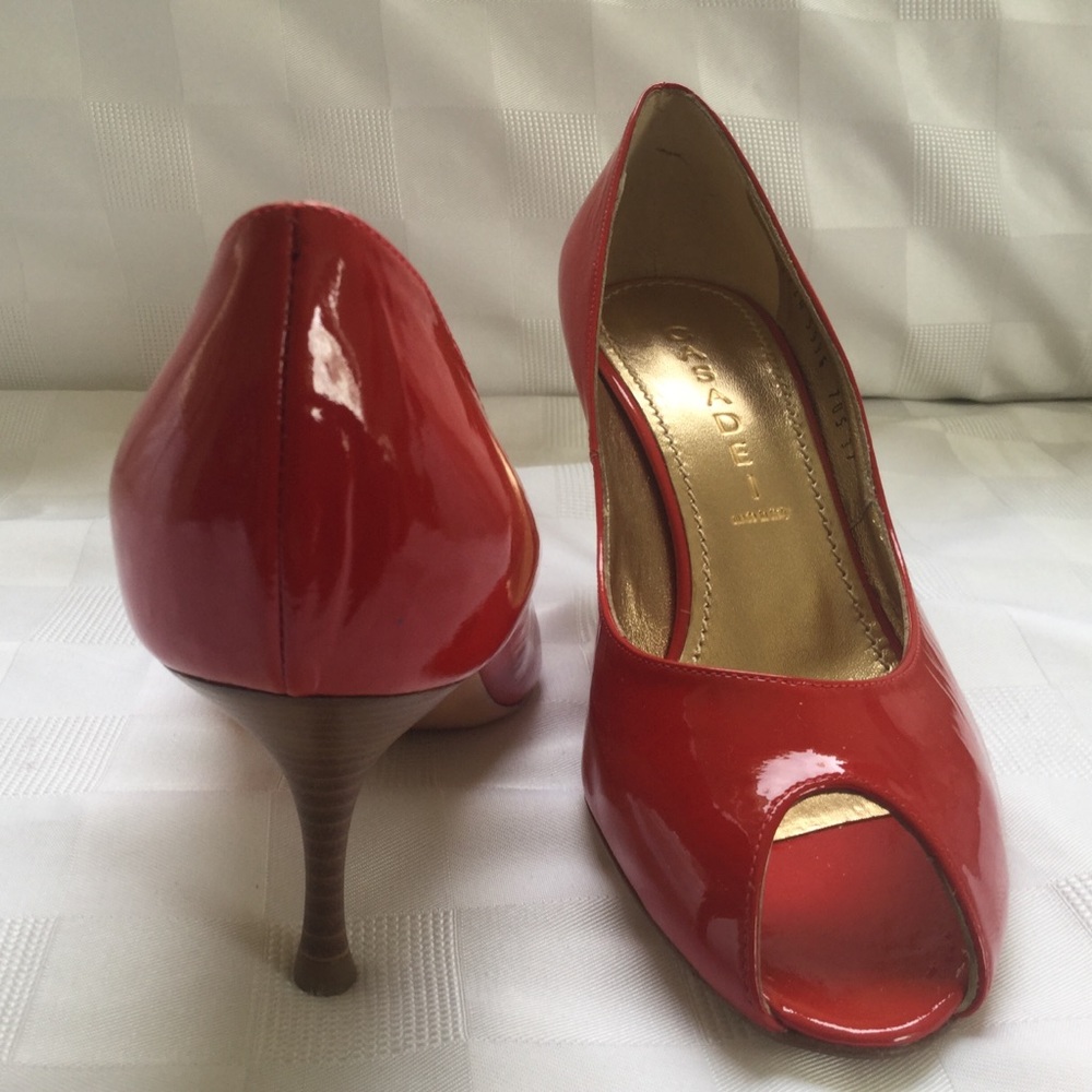 Ladies Red Patent pumps
